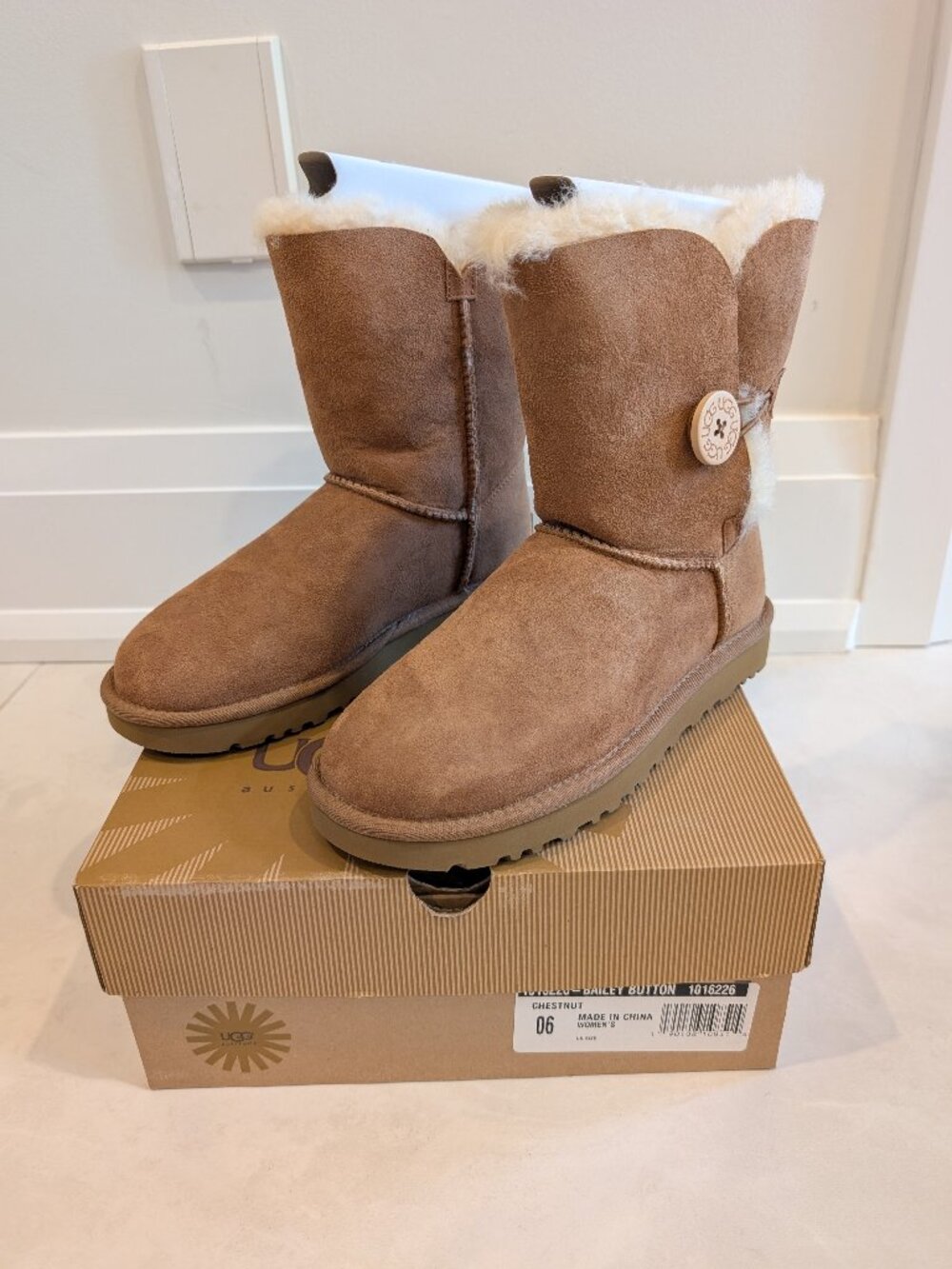 NIB UGG Australia Bailey Button II Chestnut Boots Size 6